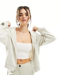 Nike French Terry zip through hoodie in cream tuote hintaan 64,99€ liikkeestä Asos