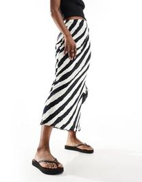 New Look bias stripe satin midi skirt in black tuote hintaan 27,99€ liikkeestä Asos