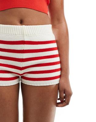 Kaiia knitted shorts in cream and red stripe tuote hintaan 31,99€ liikkeestä Asos