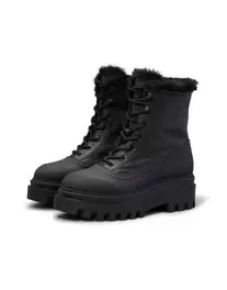 Calvin Klein Jeans Leather Winter Platform Boots in Triple Black tuote hintaan 180€ liikkeestä Asos