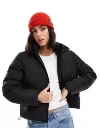 New Look cropped puffer coat in black tuote hintaan 54,99€ liikkeestä Asos