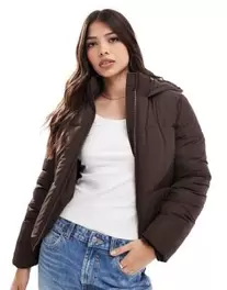 New Look cropped puffer coat in brown tuote hintaan 54,99€ liikkeestä Asos