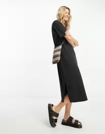 Vero Moda oversized t-shirt dress in black tuote hintaan 28€ liikkeestä Asos