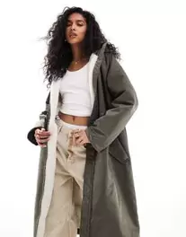 ASOS DESIGN borg lined longline rain coat in khaki tuote hintaan 65€ liikkeestä Asos