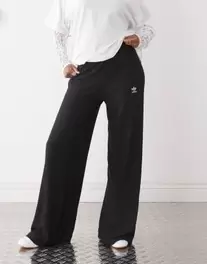 Adidas Originals Trefoil Essentials wide leg trousers in black rib tuote hintaan 45€ liikkeestä Asos