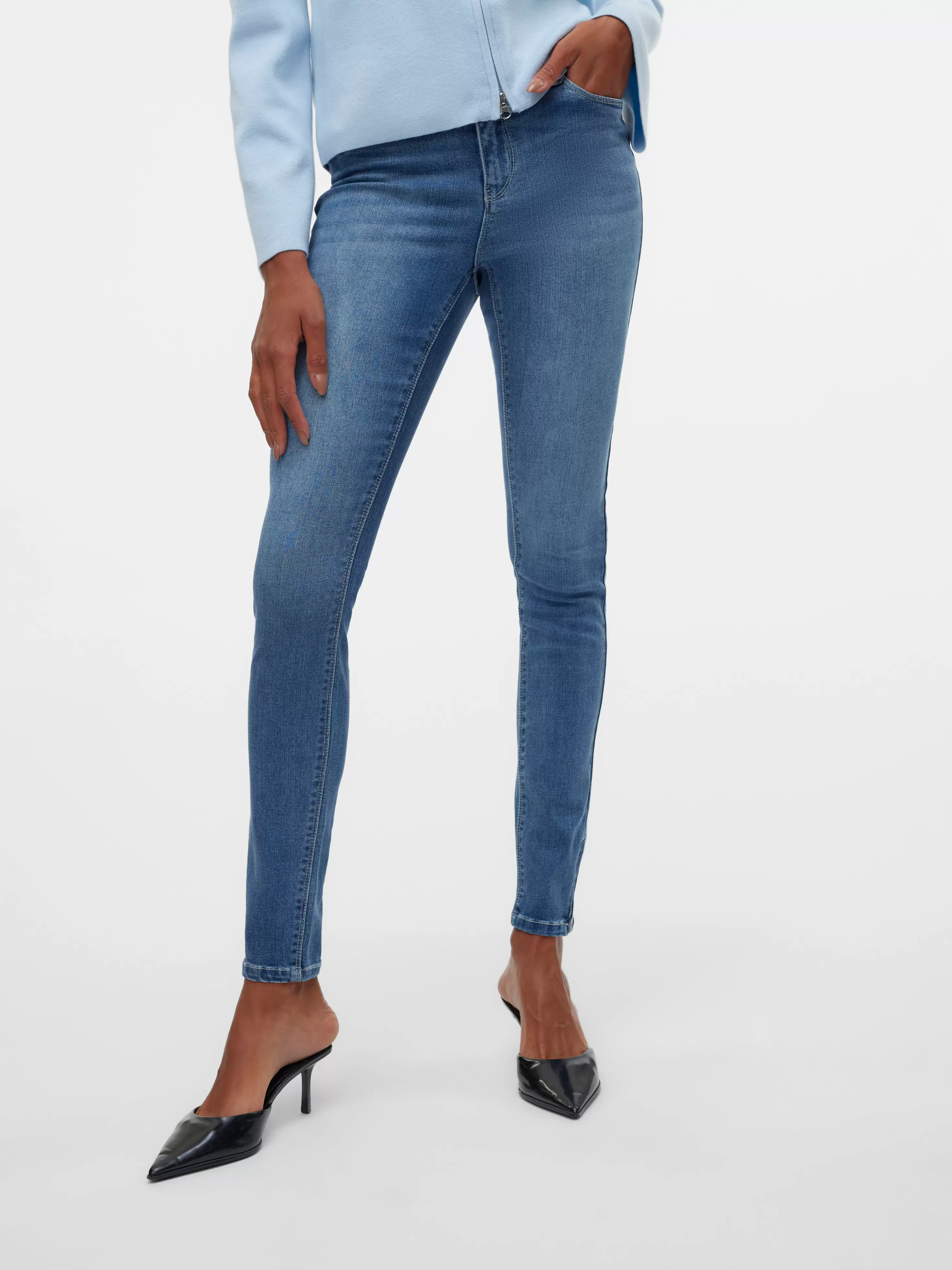 VMPOSH Normaali vyötärö Skinny fit Farkut tuote hintaan 39,99€ liikkeestä Vero Moda