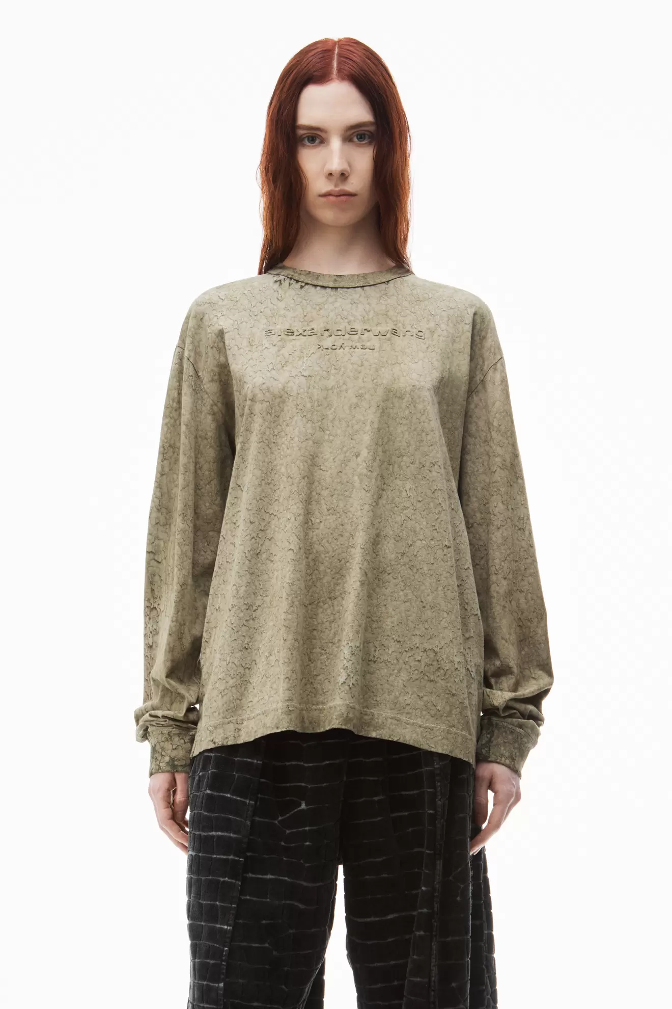 Logo Embossed Splatter Wash Long sleeve tee in Cotton Hemp Jersey tuote hintaan 215€ liikkeestä Alexander Wang