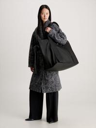 Extra Large Tote Bag tuote hintaan 84€ liikkeestä Calvin Klein