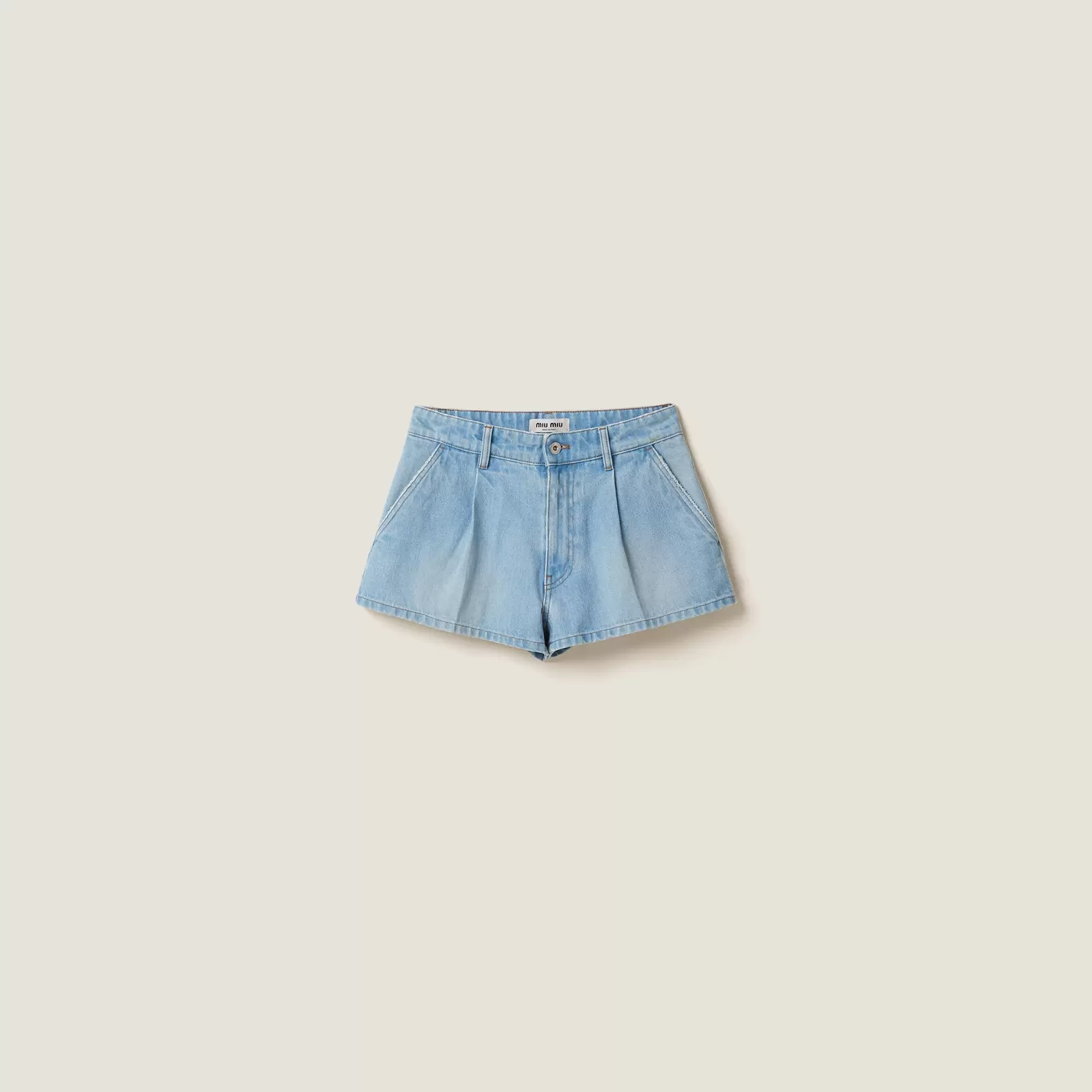 Denim shorts tuote hintaan 890€ liikkeestä Miu Miu